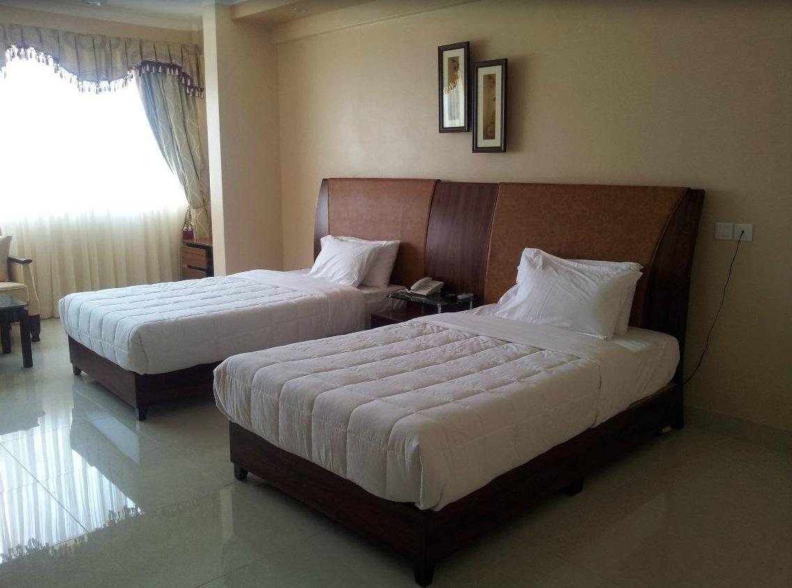 Imperial Golf View Hotel เอนเทบเบ้ ภายนอก รูปภาพ