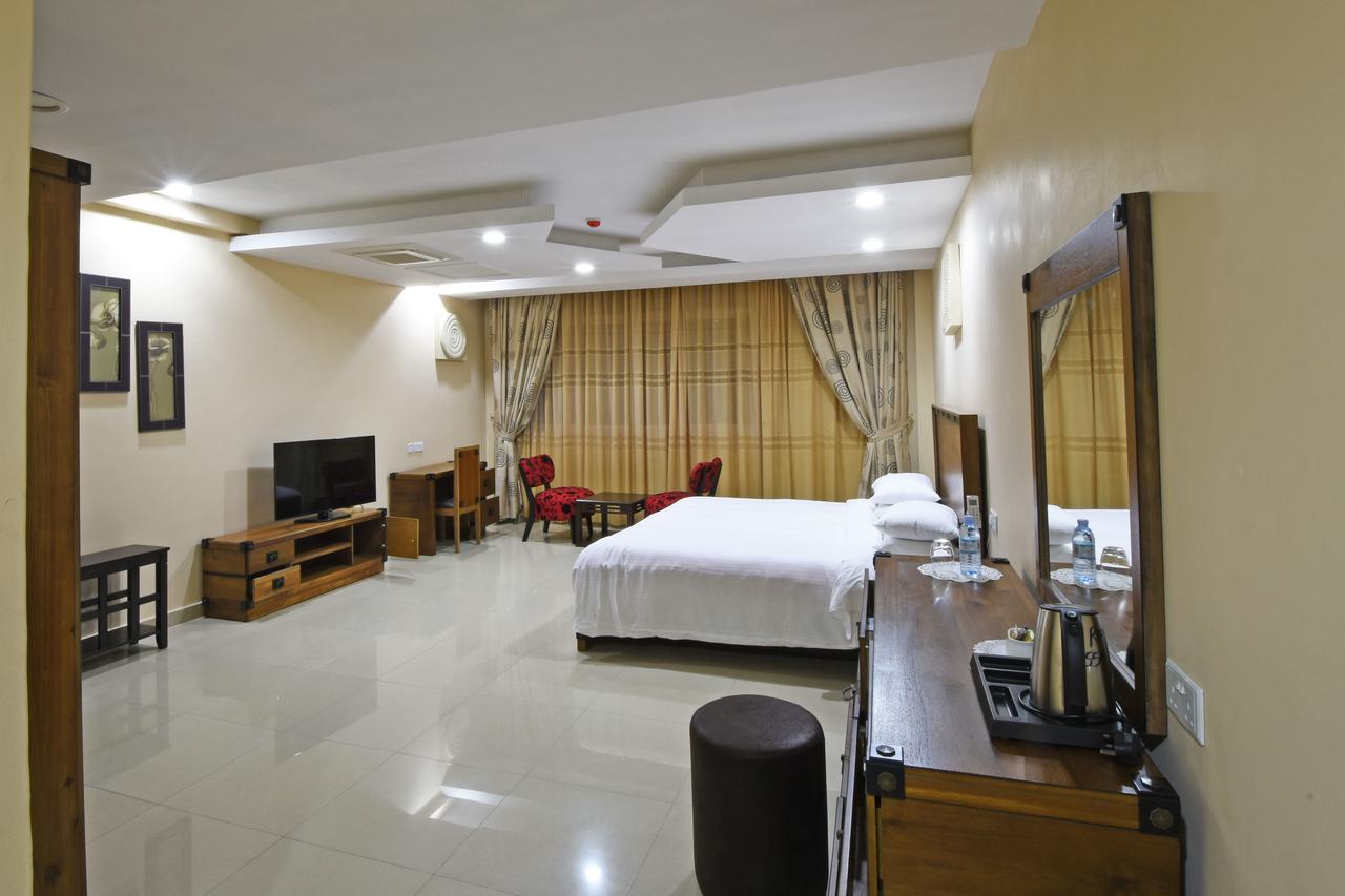 Imperial Golf View Hotel เอนเทบเบ้ ภายนอก รูปภาพ