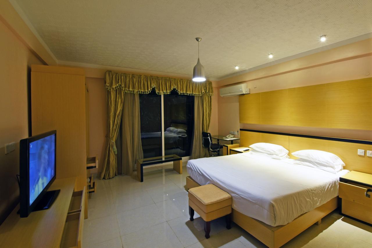 Imperial Golf View Hotel เอนเทบเบ้ ภายนอก รูปภาพ