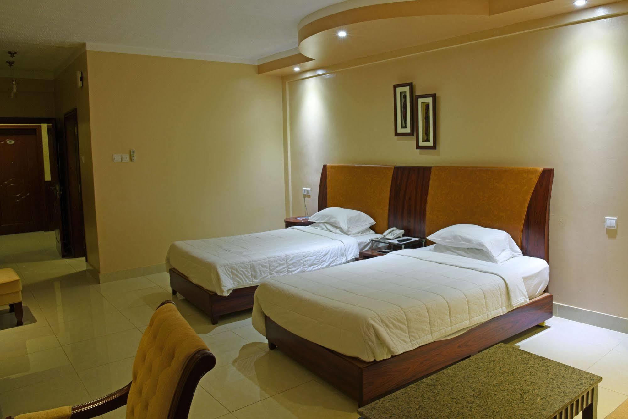 Imperial Golf View Hotel เอนเทบเบ้ ภายนอก รูปภาพ
