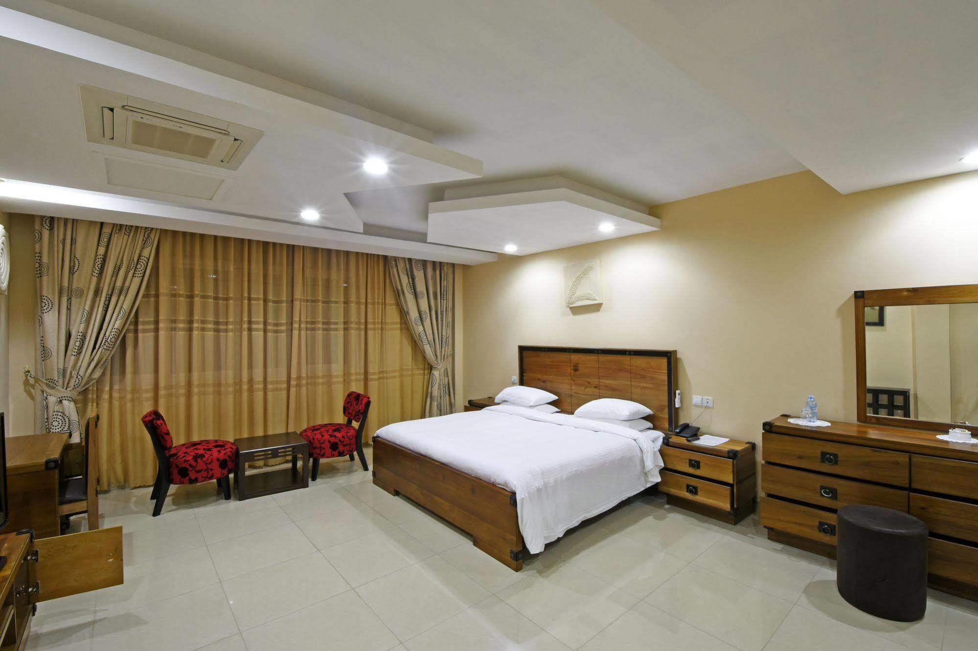 Imperial Golf View Hotel เอนเทบเบ้ ภายนอก รูปภาพ