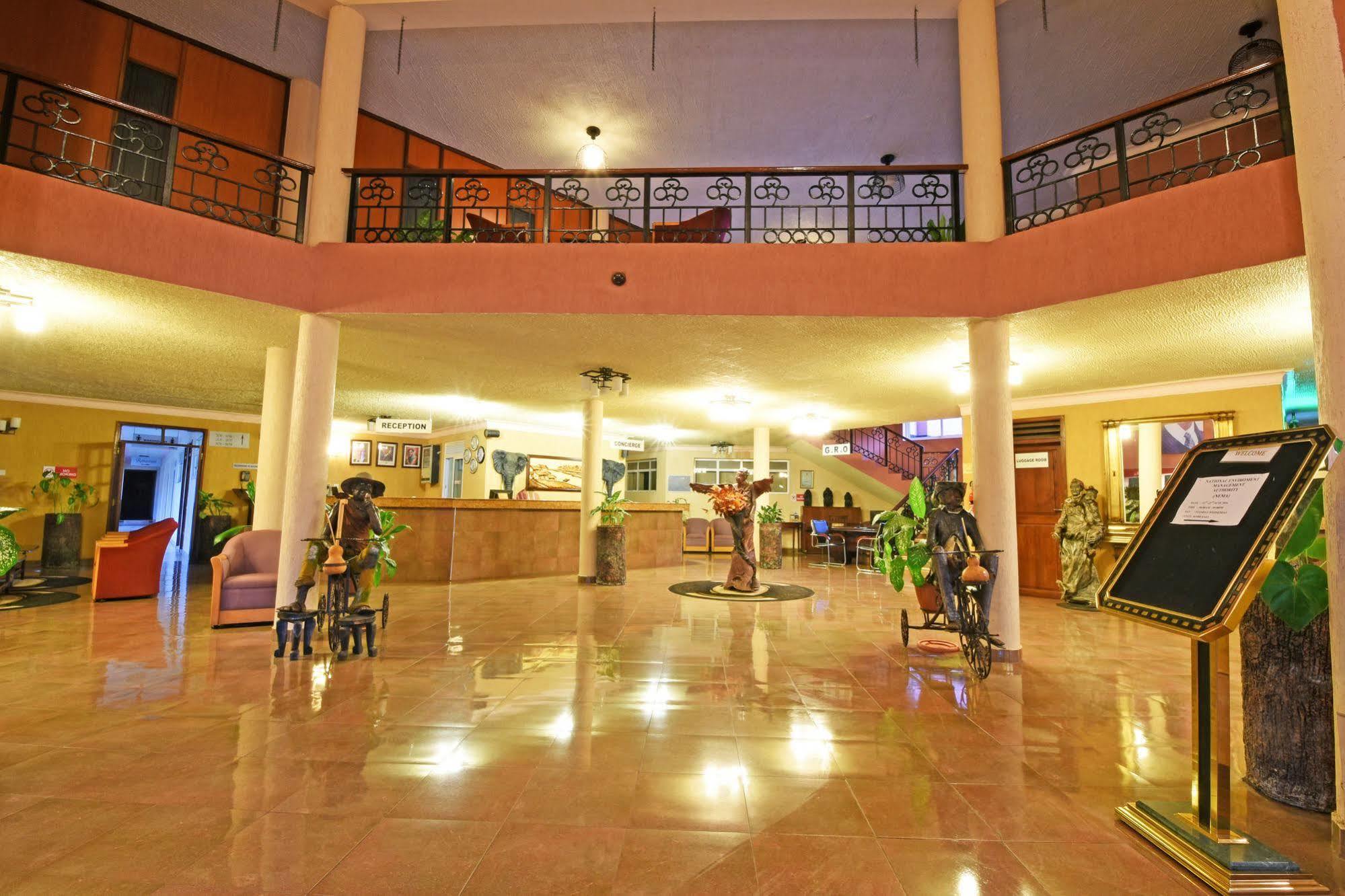 Imperial Golf View Hotel เอนเทบเบ้ ภายนอก รูปภาพ