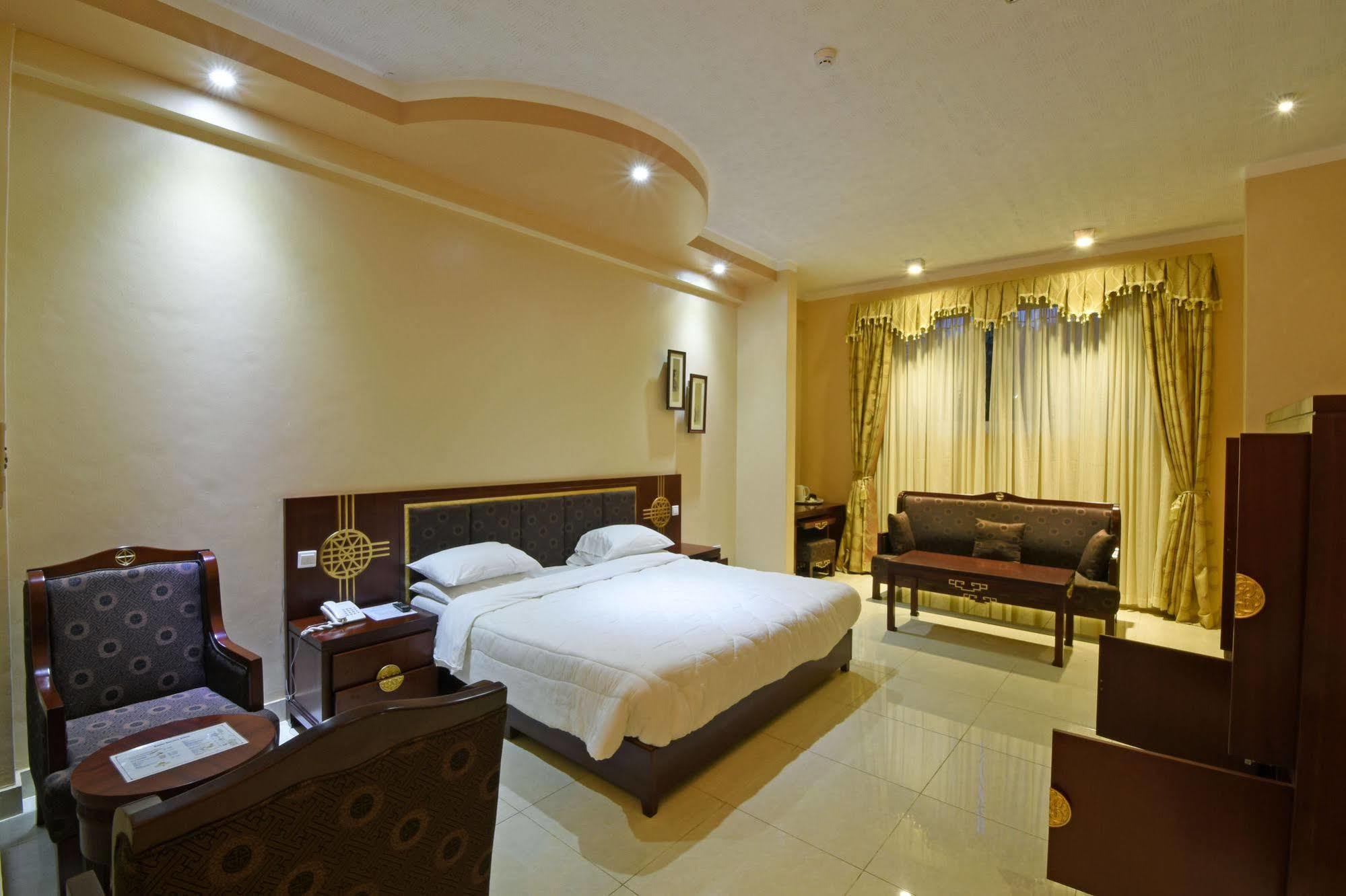 Imperial Golf View Hotel เอนเทบเบ้ ภายนอก รูปภาพ